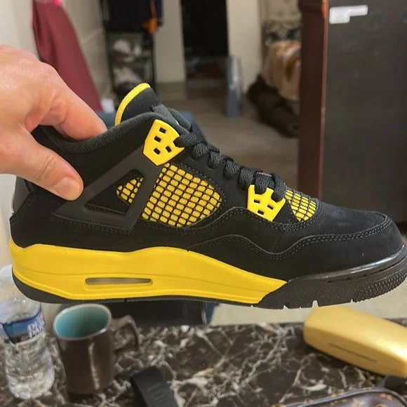 Jordan 4’s thunders size 7 youth or size 8 women I am negotiable